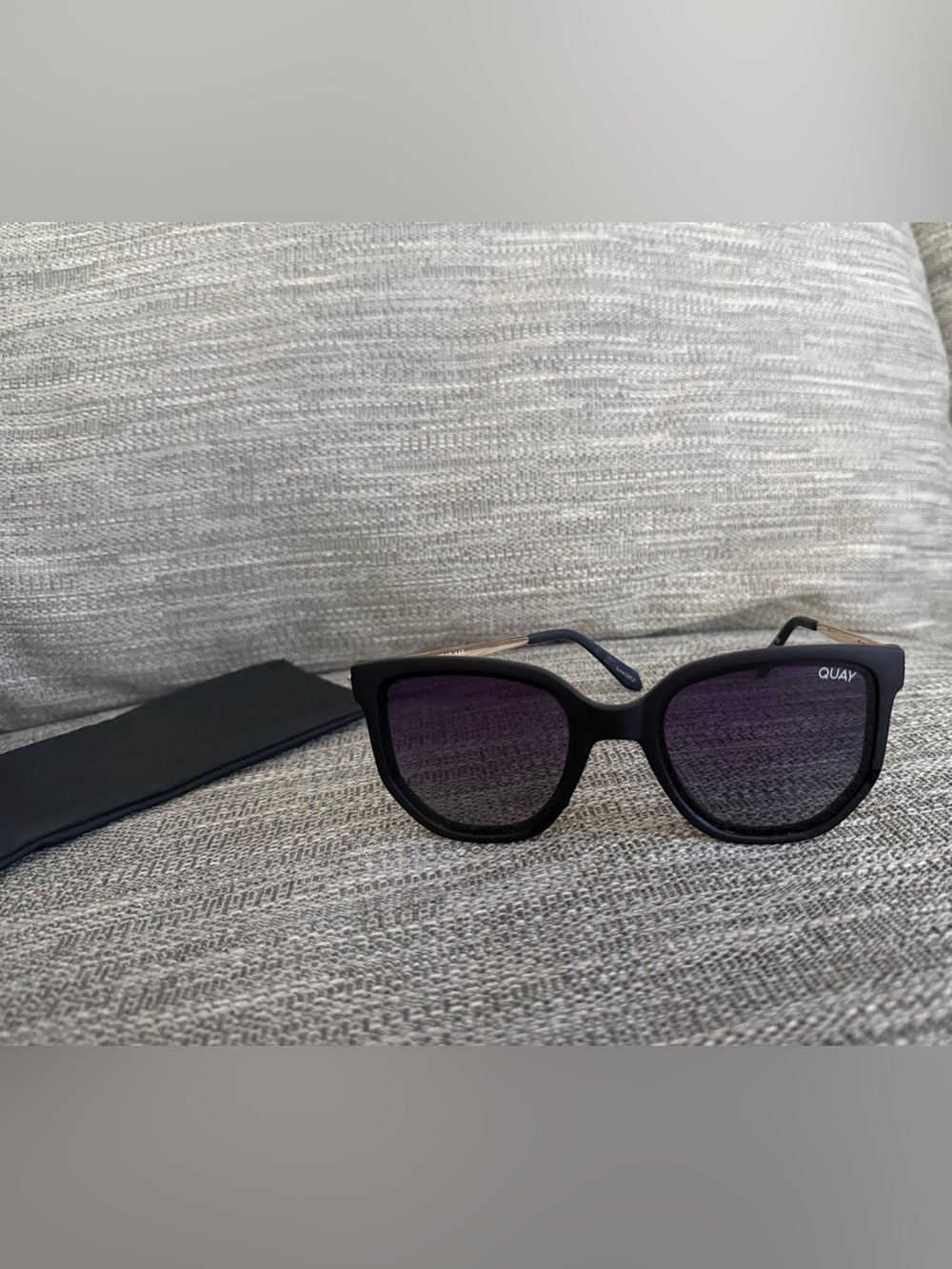 Quay Sunglasses -coffee run